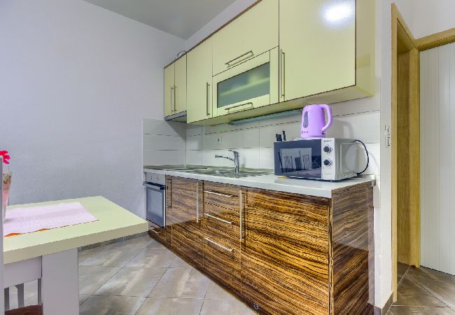 Apartament w Pirovac - Apartament w Pirovac z Widok na morze, taras, Klimatyzacja, WIFI (4925-2) Apartament w Pirovac - Apartament w Pirovac z Widok na morze, taras, Klimatyzacja, WIFI (4925-2)