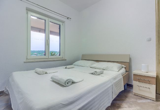 Apartament w Pirovac - Apartament w Pirovac z Widok na morze, taras, Klimatyzacja, WIFI (4925-2) Apartament w Pirovac - Apartament w Pirovac z Widok na morze, taras, Klimatyzacja, WIFI (4925-2)