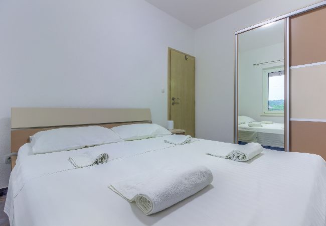 Apartament w Pirovac - Apartament w Pirovac z Widok na morze, taras, Klimatyzacja, WIFI (4925-2) Apartament w Pirovac - Apartament w Pirovac z Widok na morze, taras, Klimatyzacja, WIFI (4925-2)