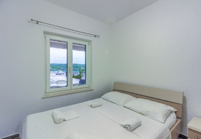 Apartament w Pirovac - Apartament w Pirovac z Widok na morze, taras, Klimatyzacja, WIFI (4925-2) Apartament w Pirovac - Apartament w Pirovac z Widok na morze, taras, Klimatyzacja, WIFI (4925-2)