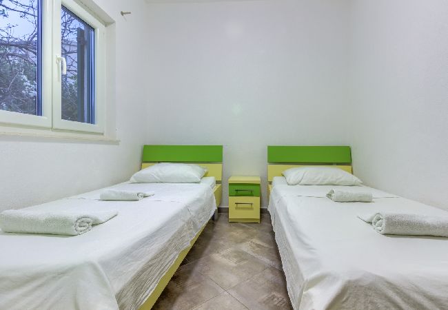 Apartament w Pirovac - Apartament w Pirovac z Widok na morze, taras, Klimatyzacja, WIFI (4925-2) Apartament w Pirovac - Apartament w Pirovac z Widok na morze, taras, Klimatyzacja, WIFI (4925-2)