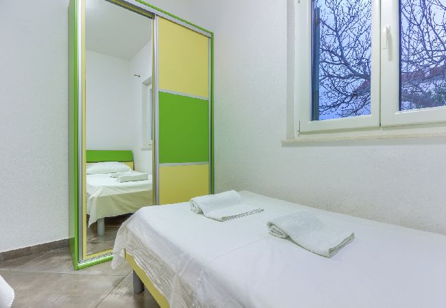 Apartament w Pirovac - Apartament w Pirovac z Widok na morze, taras, Klimatyzacja, WIFI (4925-2) Apartament w Pirovac - Apartament w Pirovac z Widok na morze, taras, Klimatyzacja, WIFI (4925-2)