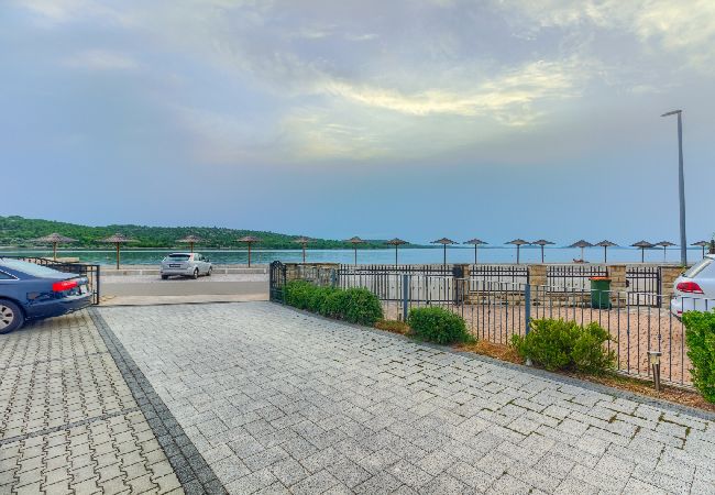 Apartament w Pirovac - Apartament w Pirovac z Widok na morze, taras, Klimatyzacja, WIFI (4925-2) Apartament w Pirovac - Apartament w Pirovac z Widok na morze, taras, Klimatyzacja, WIFI (4925-2)