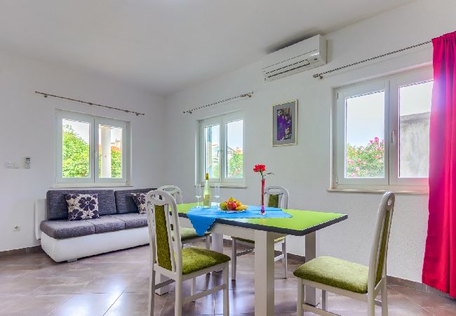 Apartament w Pirovac - Apartament w Pirovac z taras, Klimatyzacja, WIFI (4925-3) Apartament w Pirovac - Apartament w Pirovac z taras, Klimatyzacja, WIFI (4925-3)