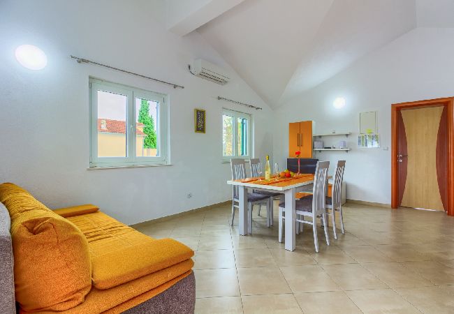 Apartament w Pirovac - Apartament w Pirovac z taras, Klimatyzacja, WIFI (4925-4) Apartament w Pirovac - Apartament w Pirovac z taras, Klimatyzacja, WIFI (4925-4)