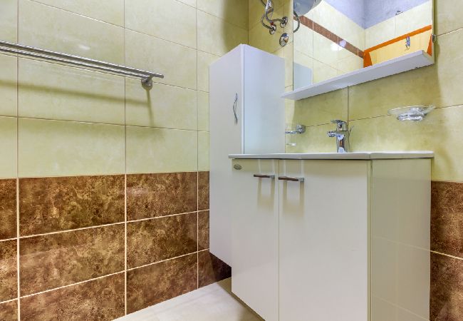 Apartament w Pirovac - Apartament w Pirovac z taras, Klimatyzacja, WIFI (4925-4) Apartament w Pirovac - Apartament w Pirovac z taras, Klimatyzacja, WIFI (4925-4)