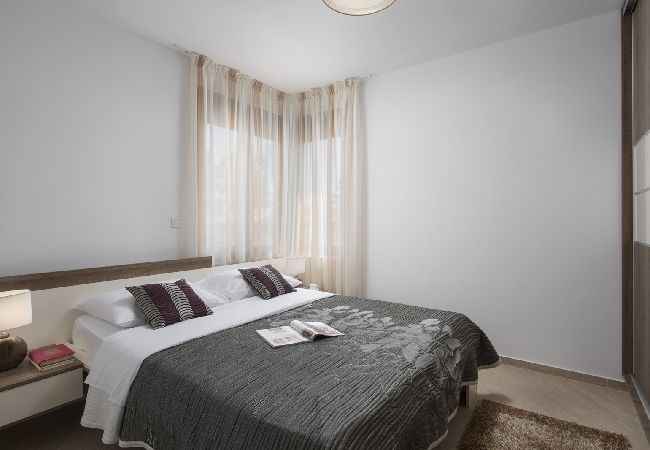 Dom w Vir - Domek wypoczynkowy w Vir z Widok na morze, taras, Klimatyzacja, WIFI (4586-7) Dom w Vir - Domek wypoczynkowy w Vir z Widok na morze, taras, Klimatyzacja, WIFI (4586-7)