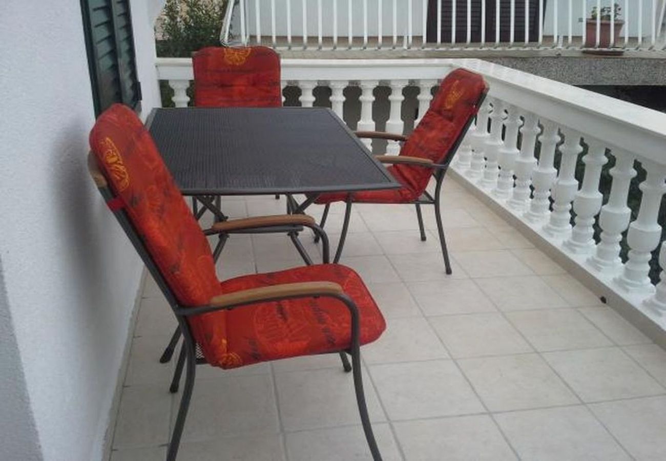 Apartament w Tribunj - Apartament w Tribunj z balkon, Klimatyzacja, WIFI, Pralka (5040-1)