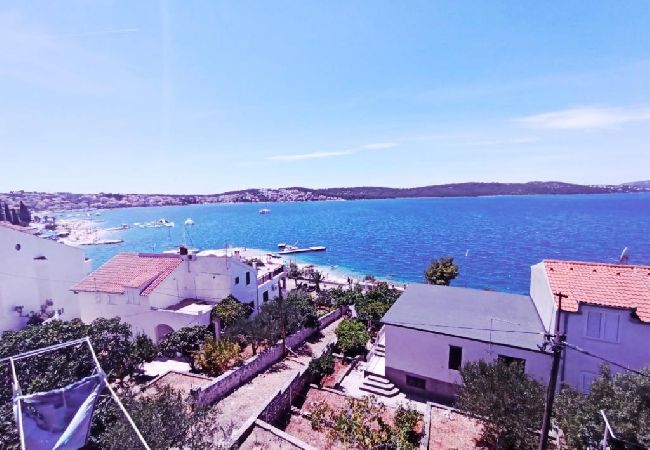 Apartament w Okrug Gornji - Apartament w Okrug Gornji z Widok na morze, taras, Klimatyzacja, WIFI (5045-1) Apartament w Okrug Gornji - Apartament w Okrug Gornji z Widok na morze, taras, Klimatyzacja, WIFI (5045-1)