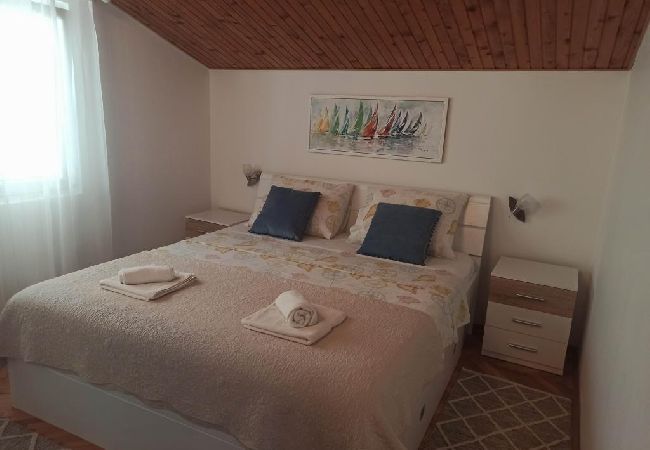 Apartament w Okrug Gornji - Apartament w Okrug Gornji z Widok na morze, taras, Klimatyzacja, WIFI (5045-1) Apartament w Okrug Gornji - Apartament w Okrug Gornji z Widok na morze, taras, Klimatyzacja, WIFI (5045-1)