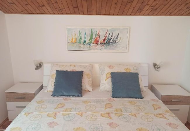 Apartament w Okrug Gornji - Apartament w Okrug Gornji z Widok na morze, taras, Klimatyzacja, WIFI (5045-1) Apartament w Okrug Gornji - Apartament w Okrug Gornji z Widok na morze, taras, Klimatyzacja, WIFI (5045-1)