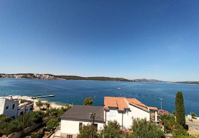 Apartament w Okrug Gornji - Apartament w Okrug Gornji z Widok na morze, taras, Klimatyzacja, WIFI (5045-1) Apartament w Okrug Gornji - Apartament w Okrug Gornji z Widok na morze, taras, Klimatyzacja, WIFI (5045-1)