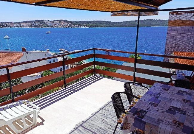 Apartament w Okrug Gornji - Apartament w Okrug Gornji z Widok na morze, taras, Klimatyzacja, WIFI (5045-1) Apartament w Okrug Gornji - Apartament w Okrug Gornji z Widok na morze, taras, Klimatyzacja, WIFI (5045-1)