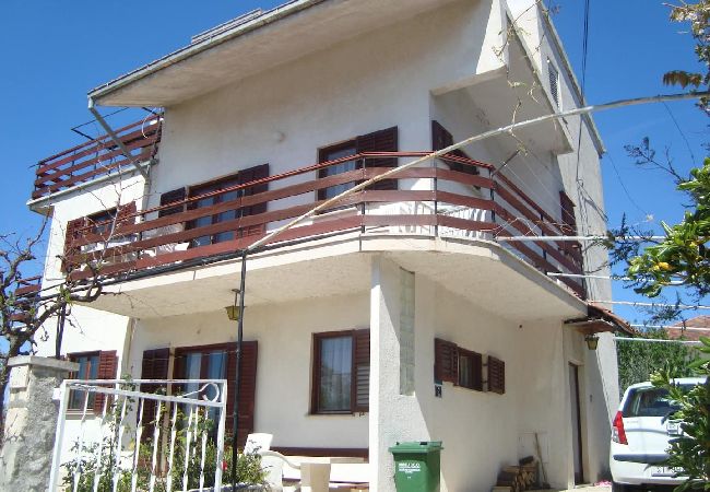 Apartament w Okrug Gornji - Apartament w Okrug Gornji z Widok na morze, taras, Klimatyzacja, WIFI (5045-1) Apartament w Okrug Gornji - Apartament w Okrug Gornji z Widok na morze, taras, Klimatyzacja, WIFI (5045-1)