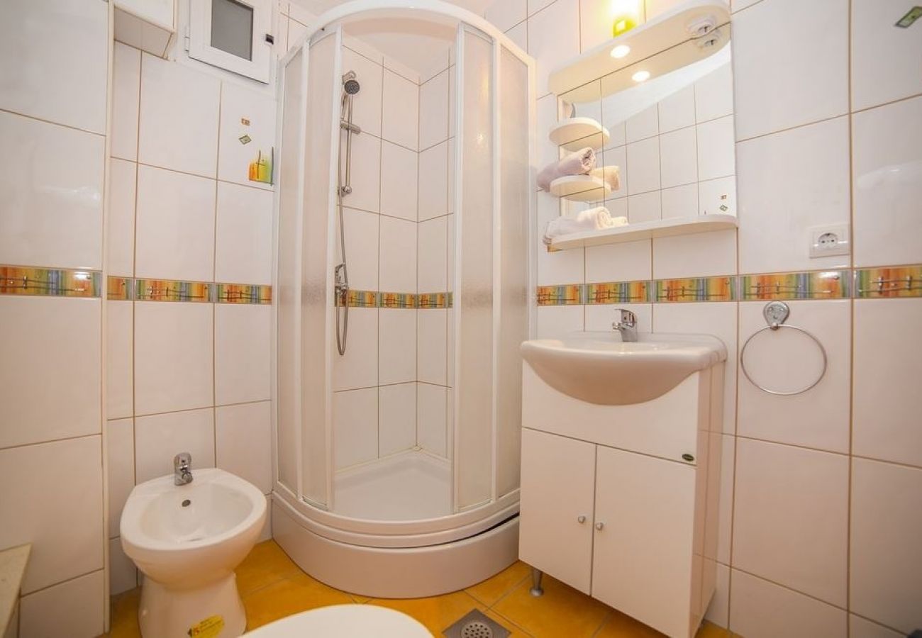 Apartament w Okrug Gornji - Apartament w Okrug Gornji z Widok na morze, balkon, Klimatyzacja, WIFI (5048-5)