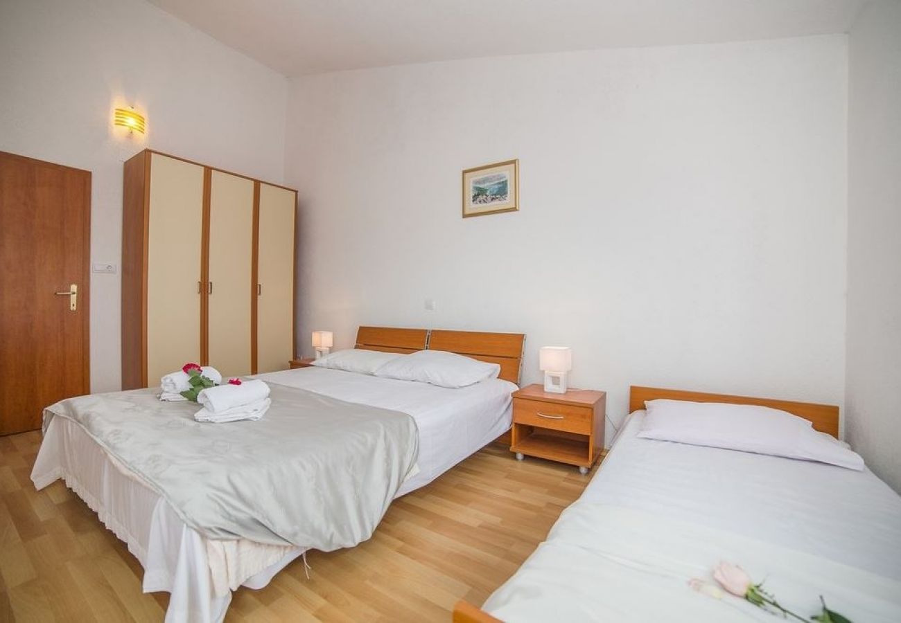 Apartament w Okrug Gornji - Apartament w Okrug Gornji z Widok na morze, balkon, Klimatyzacja, WIFI (5048-5)