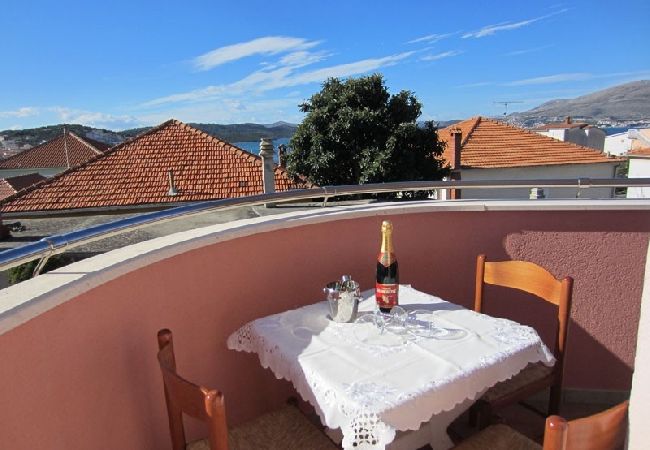 Apartament w Okrug Gornji - Apartament w Okrug Gornji z Widok na morze, balkon, Klimatyzacja, WIFI (5048-4) Apartament w Okrug Gornji - Apartament w Okrug Gornji z Widok na morze, balkon, Klimatyzacja, WIFI (5048-4)