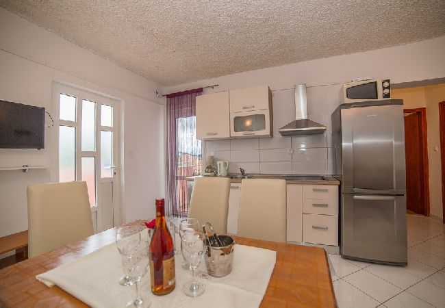 Apartament w Okrug Gornji - Apartament w Okrug Gornji z Widok na morze, balkon, Klimatyzacja, WIFI (5048-4) Apartament w Okrug Gornji - Apartament w Okrug Gornji z Widok na morze, balkon, Klimatyzacja, WIFI (5048-4)