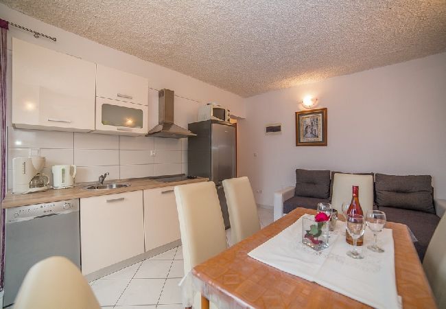 Apartament w Okrug Gornji - Apartament w Okrug Gornji z Widok na morze, balkon, Klimatyzacja, WIFI (5048-4) Apartament w Okrug Gornji - Apartament w Okrug Gornji z Widok na morze, balkon, Klimatyzacja, WIFI (5048-4)