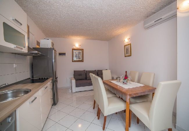 Apartament w Okrug Gornji - Apartament w Okrug Gornji z Widok na morze, balkon, Klimatyzacja, WIFI (5048-4) Apartament w Okrug Gornji - Apartament w Okrug Gornji z Widok na morze, balkon, Klimatyzacja, WIFI (5048-4)