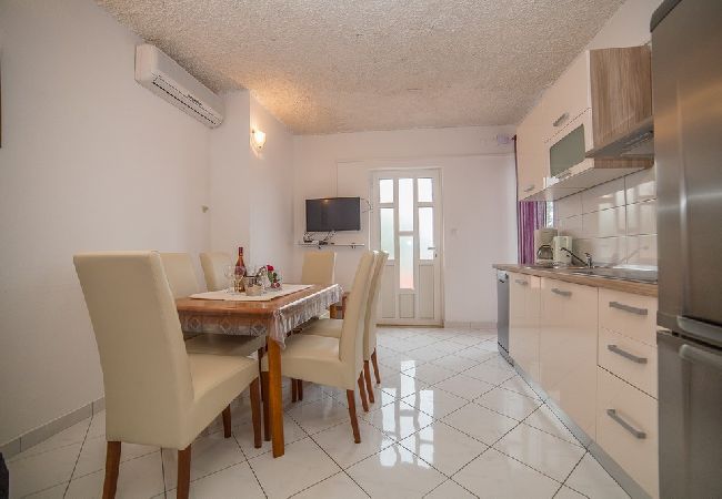 Apartament w Okrug Gornji - Apartament w Okrug Gornji z Widok na morze, balkon, Klimatyzacja, WIFI (5048-4) Apartament w Okrug Gornji - Apartament w Okrug Gornji z Widok na morze, balkon, Klimatyzacja, WIFI (5048-4)