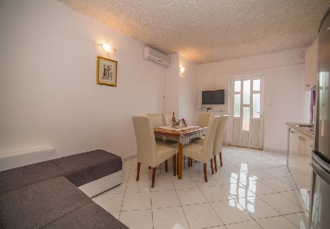 Apartament w Okrug Gornji - Apartament w Okrug Gornji z Widok na morze, balkon, Klimatyzacja, WIFI (5048-4) Apartament w Okrug Gornji - Apartament w Okrug Gornji z Widok na morze, balkon, Klimatyzacja, WIFI (5048-4)