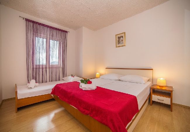 Apartament w Okrug Gornji - Apartament w Okrug Gornji z Widok na morze, balkon, Klimatyzacja, WIFI (5048-4) Apartament w Okrug Gornji - Apartament w Okrug Gornji z Widok na morze, balkon, Klimatyzacja, WIFI (5048-4)