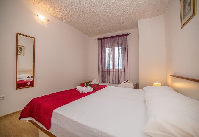 Apartament w Okrug Gornji - Apartament w Okrug Gornji z Widok na morze, balkon, Klimatyzacja, WIFI (5048-4) Apartament w Okrug Gornji - Apartament w Okrug Gornji z Widok na morze, balkon, Klimatyzacja, WIFI (5048-4)