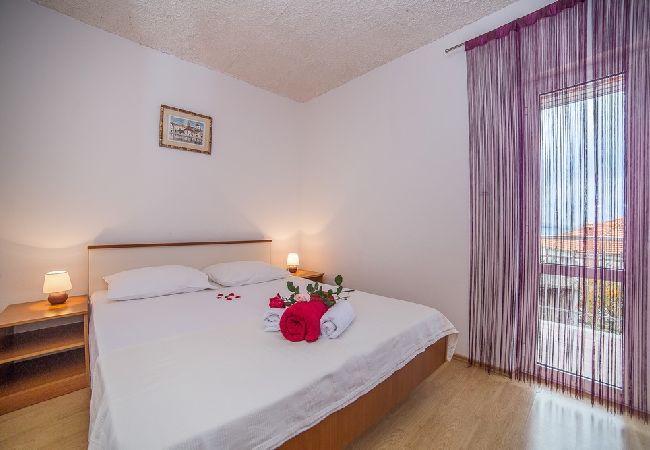 Apartament w Okrug Gornji - Apartament w Okrug Gornji z Widok na morze, balkon, Klimatyzacja, WIFI (5048-4) Apartament w Okrug Gornji - Apartament w Okrug Gornji z Widok na morze, balkon, Klimatyzacja, WIFI (5048-4)