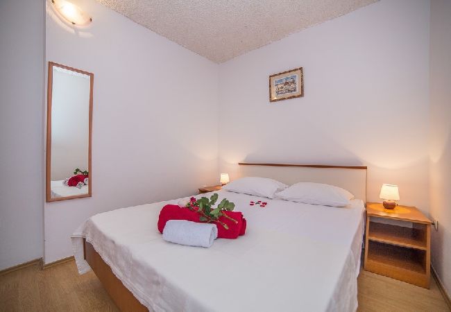 Apartament w Okrug Gornji - Apartament w Okrug Gornji z Widok na morze, balkon, Klimatyzacja, WIFI (5048-4) Apartament w Okrug Gornji - Apartament w Okrug Gornji z Widok na morze, balkon, Klimatyzacja, WIFI (5048-4)