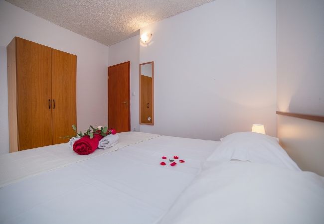 Apartament w Okrug Gornji - Apartament w Okrug Gornji z Widok na morze, balkon, Klimatyzacja, WIFI (5048-4) Apartament w Okrug Gornji - Apartament w Okrug Gornji z Widok na morze, balkon, Klimatyzacja, WIFI (5048-4)