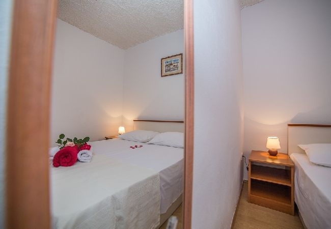 Apartament w Okrug Gornji - Apartament w Okrug Gornji z Widok na morze, balkon, Klimatyzacja, WIFI (5048-4) Apartament w Okrug Gornji - Apartament w Okrug Gornji z Widok na morze, balkon, Klimatyzacja, WIFI (5048-4)