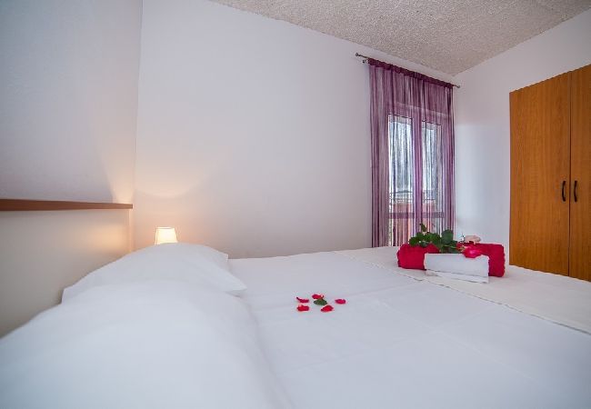 Apartament w Okrug Gornji - Apartament w Okrug Gornji z Widok na morze, balkon, Klimatyzacja, WIFI (5048-4) Apartament w Okrug Gornji - Apartament w Okrug Gornji z Widok na morze, balkon, Klimatyzacja, WIFI (5048-4)