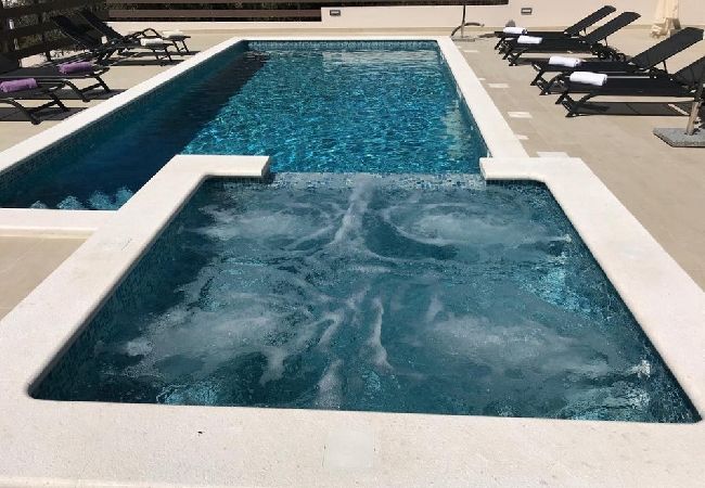 Apartament w Okrug Gornji - Apartament w Okrug Gornji z Widok na morze, balkon, Klimatyzacja, WIFI (5048-4) Apartament w Okrug Gornji - Apartament w Okrug Gornji z Widok na morze, balkon, Klimatyzacja, WIFI (5048-4)