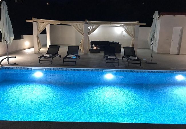 Apartament w Okrug Gornji - Apartament w Okrug Gornji z Widok na morze, balkon, Klimatyzacja, WIFI (5048-4) Apartament w Okrug Gornji - Apartament w Okrug Gornji z Widok na morze, balkon, Klimatyzacja, WIFI (5048-4)