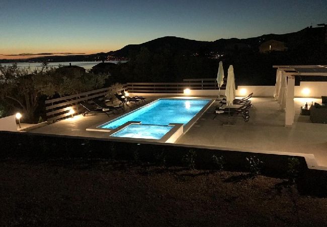 Apartament w Okrug Gornji - Apartament w Okrug Gornji z Widok na morze, balkon, Klimatyzacja, WIFI (5048-4) Apartament w Okrug Gornji - Apartament w Okrug Gornji z Widok na morze, balkon, Klimatyzacja, WIFI (5048-4)