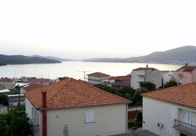 Apartament w Okrug Gornji - Apartament w Okrug Gornji z Widok na morze, balkon, Klimatyzacja, WIFI (5048-4) Apartament w Okrug Gornji - Apartament w Okrug Gornji z Widok na morze, balkon, Klimatyzacja, WIFI (5048-4)