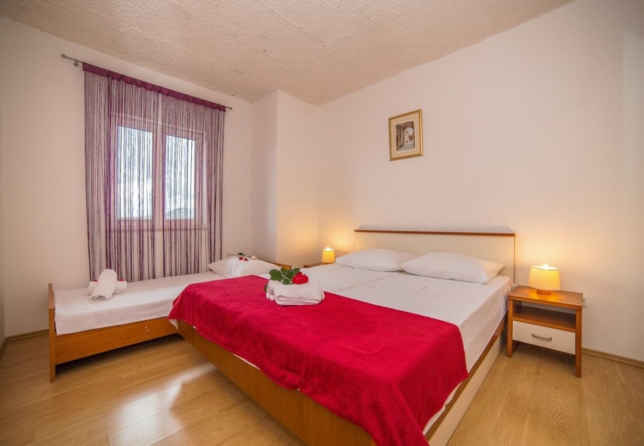 Apartament w Okrug Gornji - Apartament w Okrug Gornji z Widok na morze, balkon, Klimatyzacja, WIFI (5048-4)