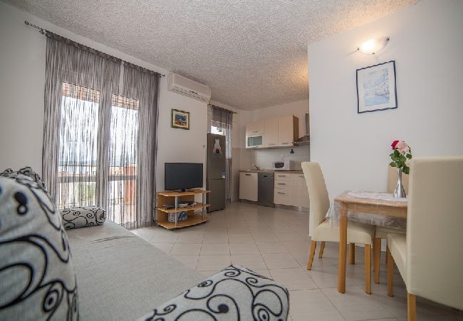 Apartament w Okrug Gornji - Apartament w Okrug Gornji z Widok na morze, balkon, Klimatyzacja, WIFI (5048-2) Apartament w Okrug Gornji - Apartament w Okrug Gornji z Widok na morze, balkon, Klimatyzacja, WIFI (5048-2)