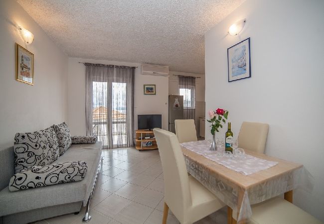 Apartament w Okrug Gornji - Apartament w Okrug Gornji z Widok na morze, balkon, Klimatyzacja, WIFI (5048-2) Apartament w Okrug Gornji - Apartament w Okrug Gornji z Widok na morze, balkon, Klimatyzacja, WIFI (5048-2)