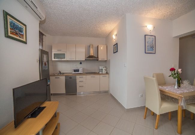 Apartament w Okrug Gornji - Apartament w Okrug Gornji z Widok na morze, balkon, Klimatyzacja, WIFI (5048-2) Apartament w Okrug Gornji - Apartament w Okrug Gornji z Widok na morze, balkon, Klimatyzacja, WIFI (5048-2)