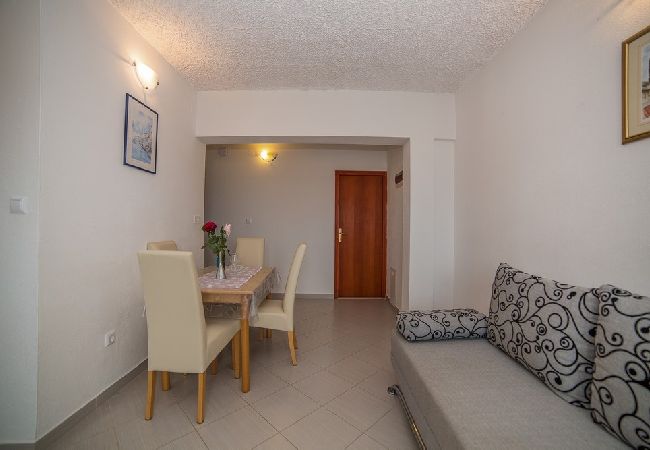 Apartament w Okrug Gornji - Apartament w Okrug Gornji z Widok na morze, balkon, Klimatyzacja, WIFI (5048-2) Apartament w Okrug Gornji - Apartament w Okrug Gornji z Widok na morze, balkon, Klimatyzacja, WIFI (5048-2)