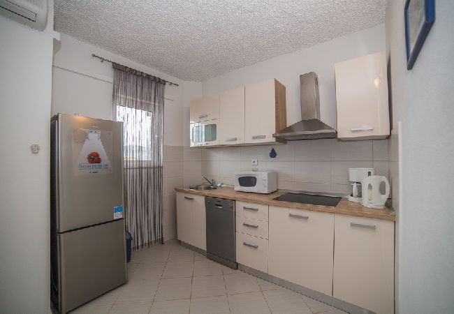 Apartament w Okrug Gornji - Apartament w Okrug Gornji z Widok na morze, balkon, Klimatyzacja, WIFI (5048-2) Apartament w Okrug Gornji - Apartament w Okrug Gornji z Widok na morze, balkon, Klimatyzacja, WIFI (5048-2)