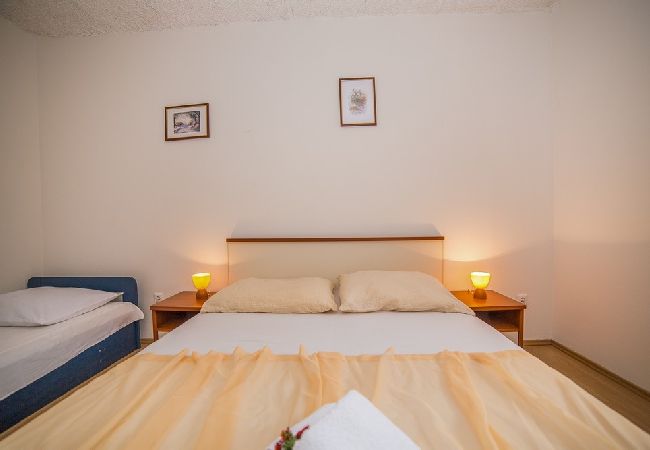 Apartament w Okrug Gornji - Apartament w Okrug Gornji z Widok na morze, balkon, Klimatyzacja, WIFI (5048-2) Apartament w Okrug Gornji - Apartament w Okrug Gornji z Widok na morze, balkon, Klimatyzacja, WIFI (5048-2)