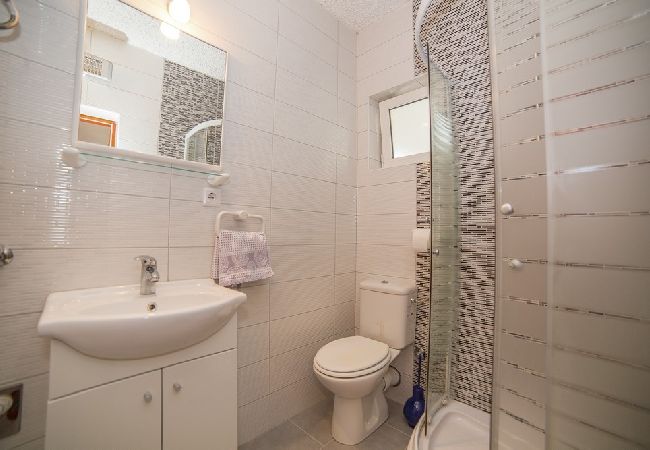 Apartament w Okrug Gornji - Apartament w Okrug Gornji z Widok na morze, balkon, Klimatyzacja, WIFI (5048-2) Apartament w Okrug Gornji - Apartament w Okrug Gornji z Widok na morze, balkon, Klimatyzacja, WIFI (5048-2)