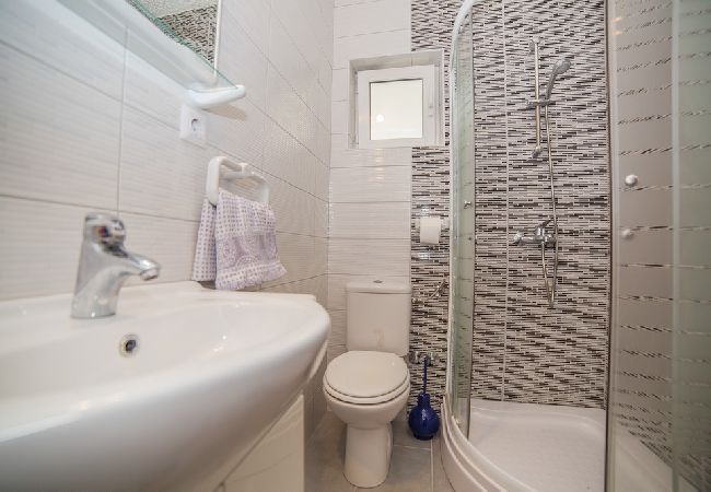 Apartament w Okrug Gornji - Apartament w Okrug Gornji z Widok na morze, balkon, Klimatyzacja, WIFI (5048-2) Apartament w Okrug Gornji - Apartament w Okrug Gornji z Widok na morze, balkon, Klimatyzacja, WIFI (5048-2)