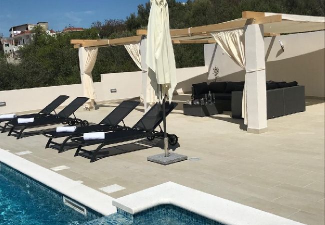 Apartament w Okrug Gornji - Apartament w Okrug Gornji z Widok na morze, balkon, Klimatyzacja, WIFI (5048-2) Apartament w Okrug Gornji - Apartament w Okrug Gornji z Widok na morze, balkon, Klimatyzacja, WIFI (5048-2)