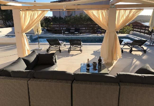 Apartament w Okrug Gornji - Apartament w Okrug Gornji z Widok na morze, balkon, Klimatyzacja, WIFI (5048-2) Apartament w Okrug Gornji - Apartament w Okrug Gornji z Widok na morze, balkon, Klimatyzacja, WIFI (5048-2)