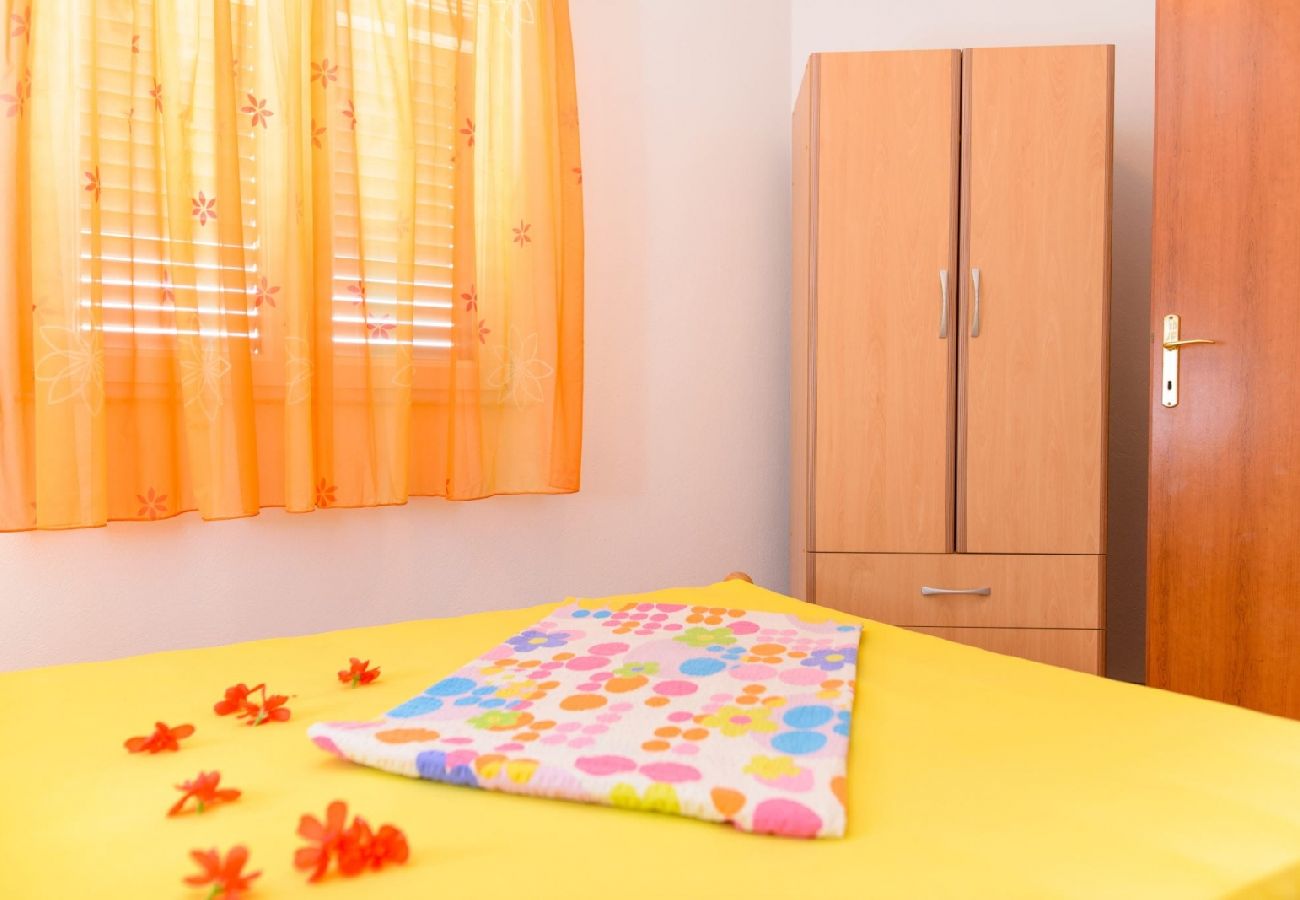 Apartament w Okrug Gornji - Apartament w Okrug Gornji z Widok na morze, taras, Klimatyzacja, WIFI (5049-3)