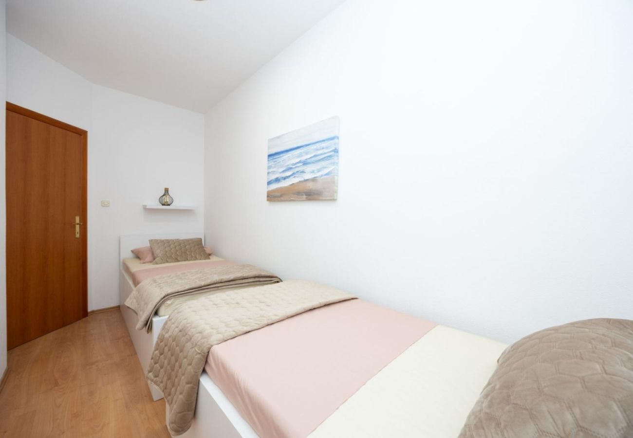 Apartament w Okrug Gornji - Apartament w Okrug Gornji z Widok na morze, taras, Klimatyzacja, WIFI (5049-3)